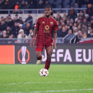 开云下载-记者：罗马中场科内在与米兰比赛中肌肉拉伤，预计伤缺一个月