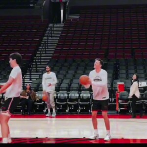 开云官方app入口-挺搞笑！杨瀚森训练中秀胯下扣篮 新援克雷伊奇出镜