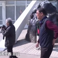 顾超携礼为恩师祝寿 徐根宝：没发奖金别带礼物了